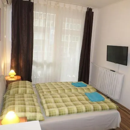 Leslie Apartment