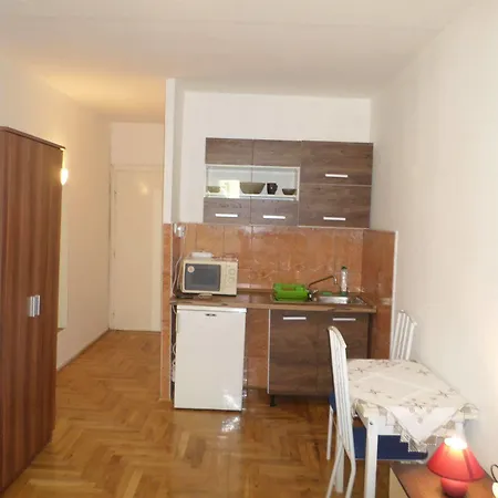 Leslie Apartment *