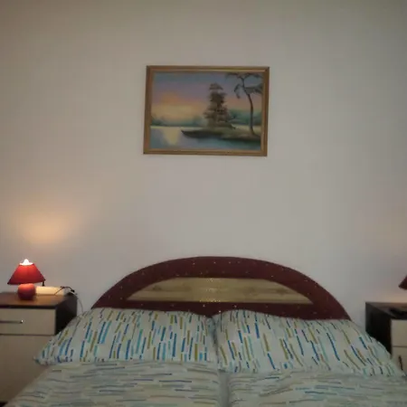 Leslie Apartment